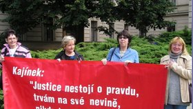 Magdalena Vinšová (vpravo) bojovala za propuštění Kajínka dlouhé roky.