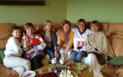 Magdalena Vůjtková (ve slovenském dresu) a pět jejích kamarádek z Ruska.