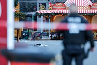 Řidič vlétl do lidí: Srazil deset osob!