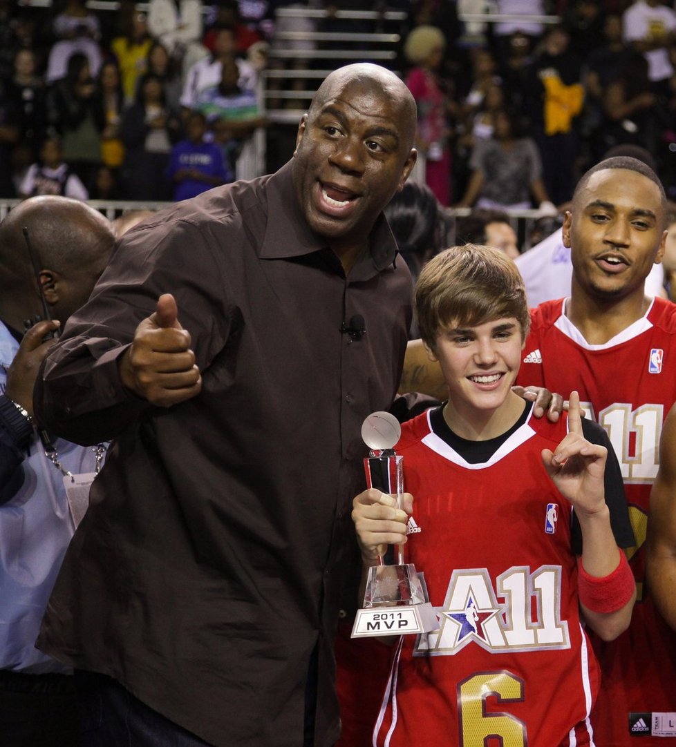 Magic Johnson je jeden z nejlepších basketbalistů historie NBA, rozehrávač Los Angeles Lakers. Nakazil se při sexuálním styku s jednou ze svých obdivovatelek.