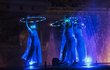 Tisíce světel, milion voltů a dvě desítky plamenometů či účinkujících, to je unikátní show Magická fontána. (Foto ze zkoušky)