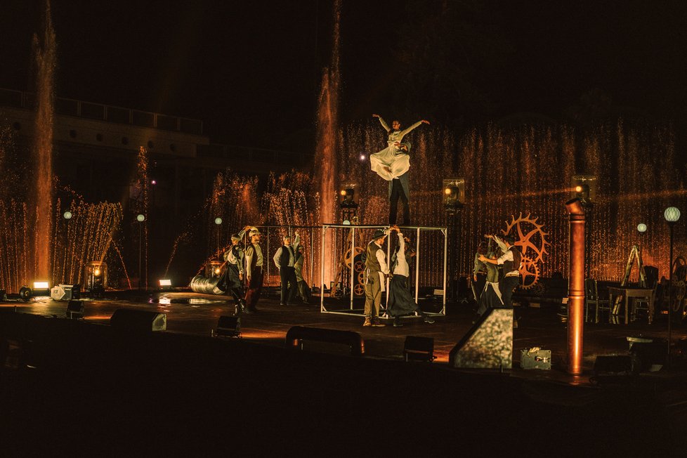 Tisíce světel, milion voltů a dvě desítky plamenometů či účinkujících, to je unikátní show Magická fontána.