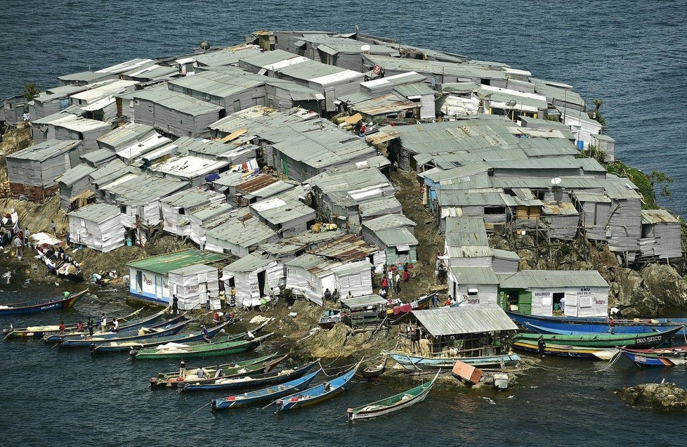 Na polovině fotbalového hřiště se tísní 500 rybářů, ostrov je posetý jejich plechovými domky