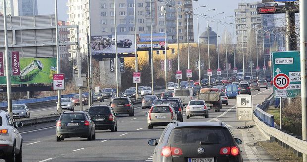 Omezení rychlosti platilo na magistrále v daném úseku od roku 2010. Nyní tu lze jezdit až 80 km/h.