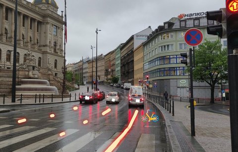 Aktivista Sergio sprejoval na magistrále cyklopruhy: Město pro cyklisty nic nedělá! naříká