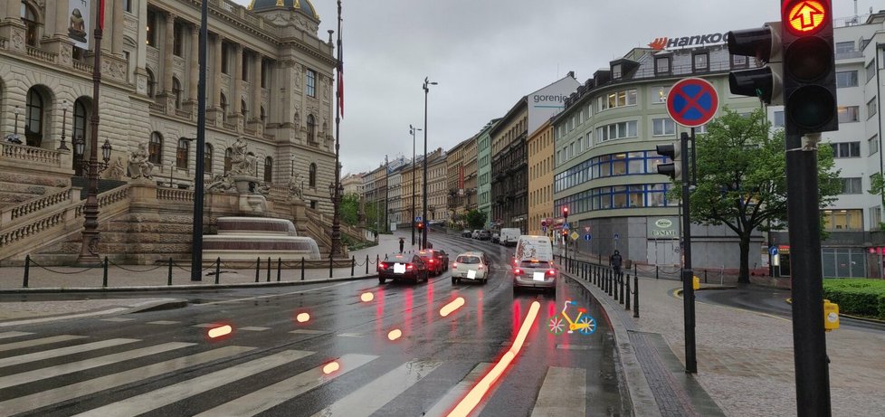 Aktivista maloval na magistrále cyklistický pruh, zadržela ho policie