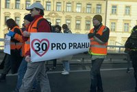 Aktivisté v ranní špičce zablokovali magistrálu. Chtějí v Praze plošné snížení rychlosti na třicítku
