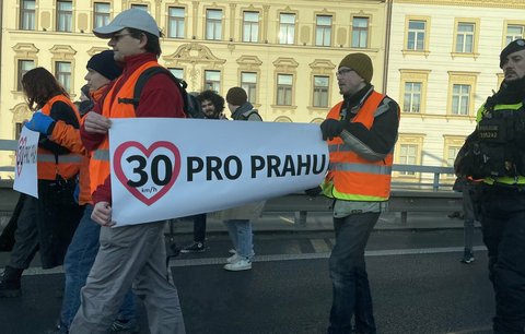 Aktivisté v ranní špičce zablokovali magistrálu. Chtějí v Praze plošné snížení rychlosti na třicítku