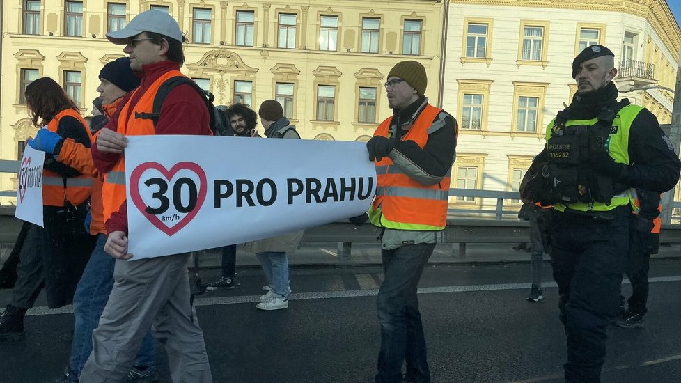 Aktivisté zablokovali svým pochodem magistrálu