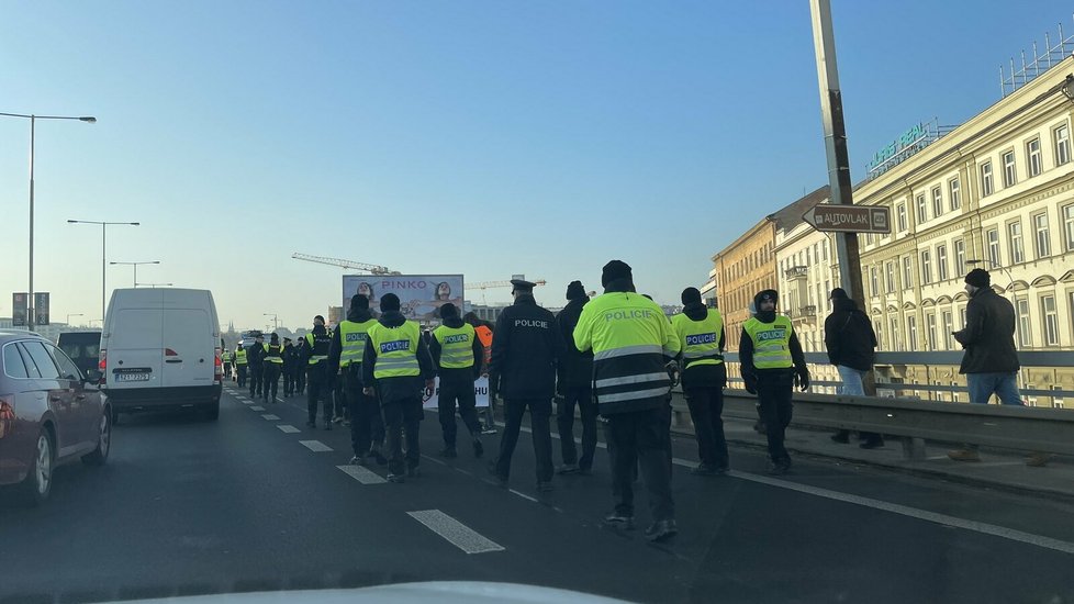 Aktivisté zablokovali svým pochodem magistrálu