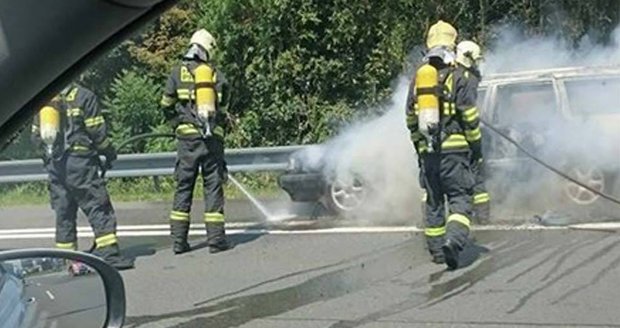 Při děsivém požáru vozu naštěstí nebyl nikdo zraněn.