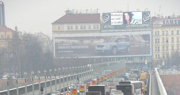 Doprava na pražské magistrále zkolabovala kvůli opravě prasklého potrubí.