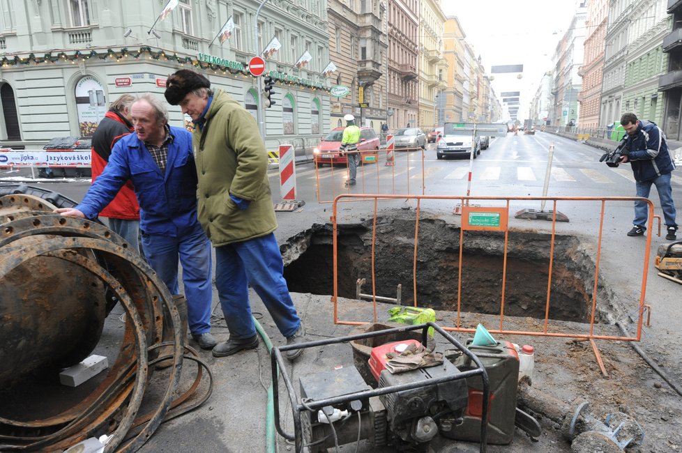 Doprava na pražské magistrále zkolabovala kvůli opravě prasklého potrubí.