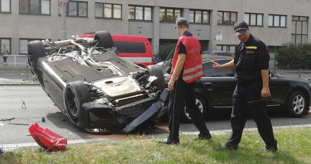 Dopravní nehoda na pražské magistrále.