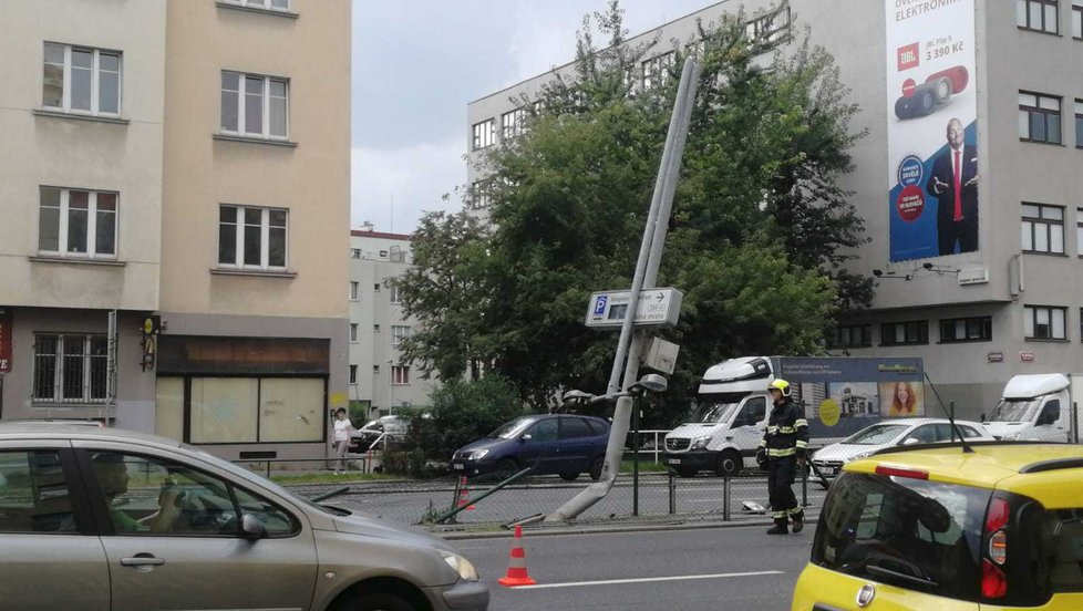 Dopravní nehoda na pražské magistrále.