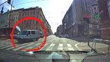 Řidič vjel na pražské magistrále do protisměru. Málem smetl tramvaj i ostatní auta