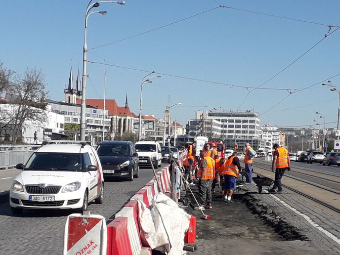 Praha se vrací do normálu - důkazem je rozkopaná magistrála