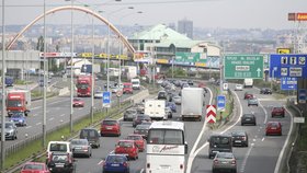 Od roku 2010 se mohlo v určitém úseku magistrály jezdit jen 50 km/h. Kvůli hluku.