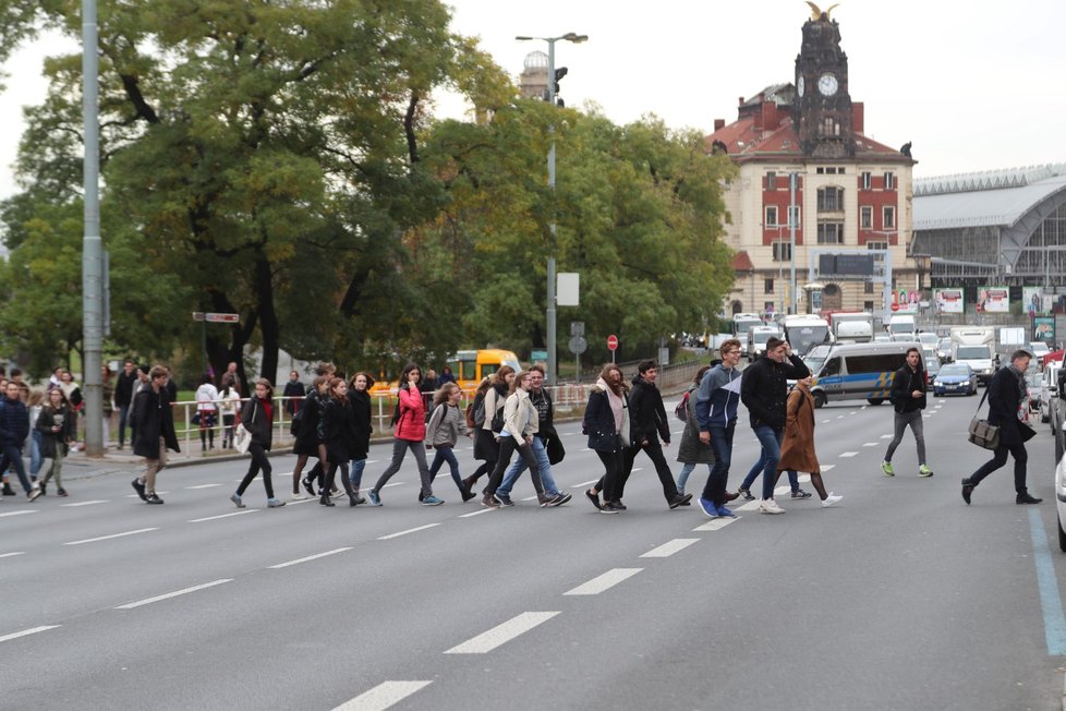 Provoz na magistrále zastavil 5. 11. dopoledne podezřelý kufr. Byl ale prázdný.