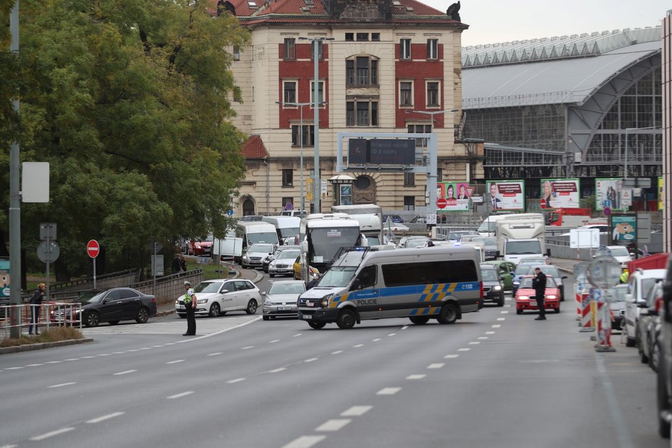 Provoz na magistrále zastavil 5. 11. dopoledne podezřelý kufr. Byl ale prázdný.