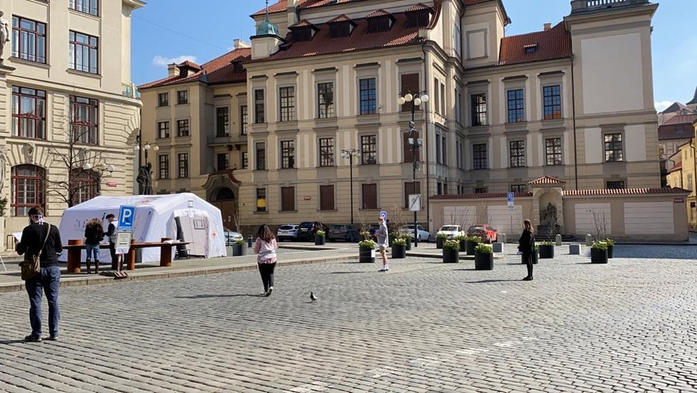 Před pražským magistrátem na Mariánském náměstí vnzikly dva stany Českého červeného kříže. Probíhají zde nábory dobrovolníků, kteří v Praze pomáhají například seniorům nebo lidem v karanténě s dodávkami jídla či léků.