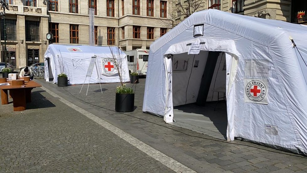 Před pražským magistrátem na Mariánském náměstí vznikly dva stany Českého červeného kříže. Probíhají zde nábory dobrovolníků, kteří v Praze pomáhají například seniorům nebo lidem v karanténě s dodávkami jídla či léků.