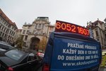 Zastupitelé si na dodávce mohou přečíst sumu, kterou Praha mohla ušetřit
