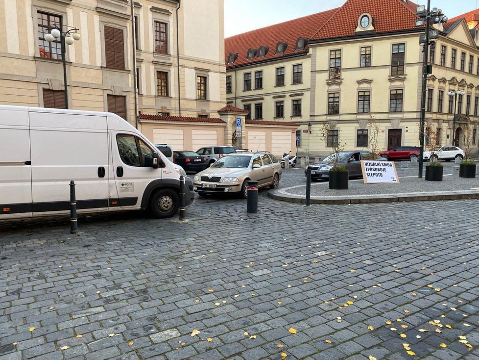 Zakuklenci před magistrátem zapálili 14. listopadu 2019 ráno dýmovnice.