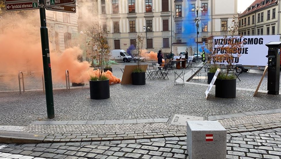 Zakuklenci před magistrátem zapálili 14. listopadu 2019 ráno dýmovnice.