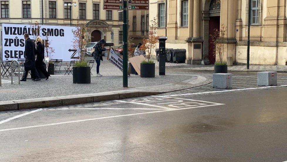 Zakuklenci před magistrátem zapálili 14. listopadu 2019 ráno dýmovnice.