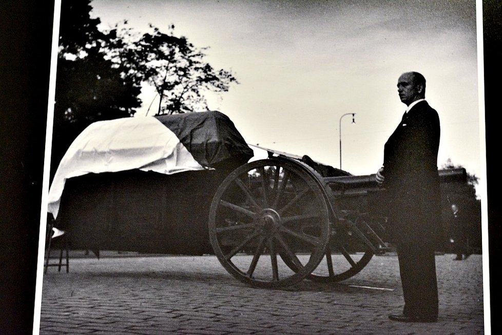 Výstava Druhý život Vendulky V. (Fotograf Jan Lukas zachytil krátce před odchodem do transportu jednu z mnoha rodin pražských občanů židovského původu – Vendulka Voglová a její rodiče jsou tak symbolickým mementem válečného období.)