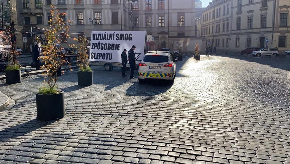 Ve čtvrtek 14. listopadu bylo před pražským magistrátem rušno. Nejprve v ranních hodinách někdo odpálil dýmovnice, posléze se zde rozprostřely nápisy protestující proti vizuálnímu smogu v pražských ulicích.