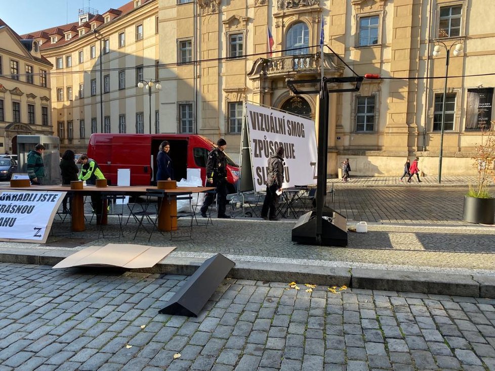 Ve čtvrtek 14. listopadu bylo před pražským magistrátem rušno. Nejprve v ranních hodinách někdo odpálil dýmovnice, posléze se zde rozprostřely nápisy protestující proti vizuálnímu smogu v pražských ulicích.