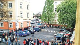 Na dně sil jsou úředníci opavského magistrátu. Pod okny jim stojí fronta lidí dlouhá několik desítek metrů.