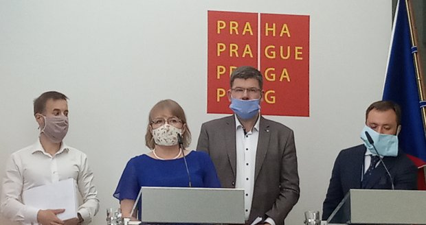 Jiří Pospíšil a Hana Marvanová na tiskové konferenci na magistrátu