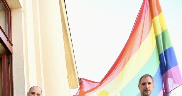 Rok 2022 - na budově pražksého magistrátu opět vlaje duhová vlajka, symbol LGBT+ komunity.