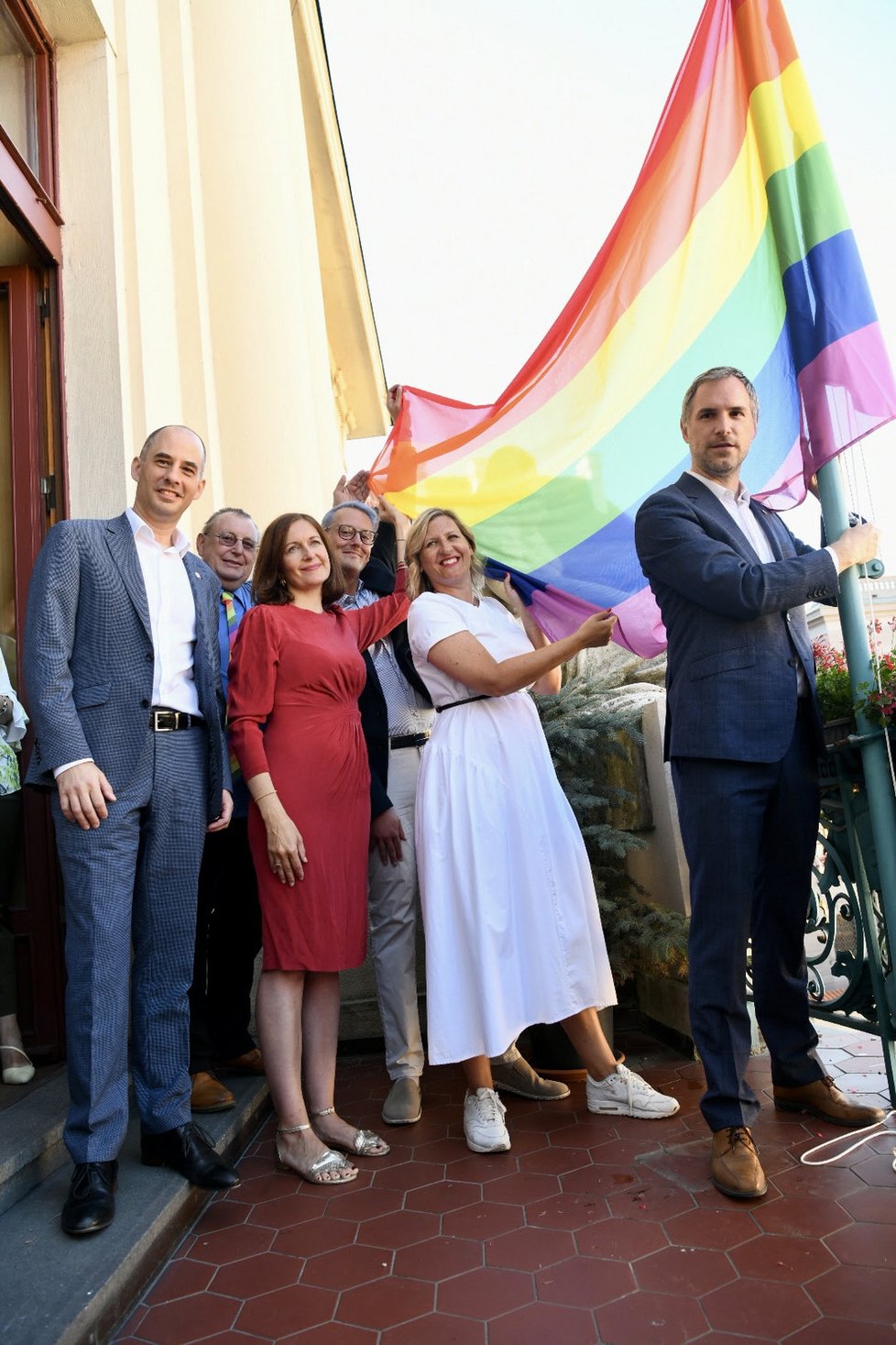 Rok 2022 - na budově pražského magistrátu opět vlaje duhová vlajka, symbol LGBT+ komunity.