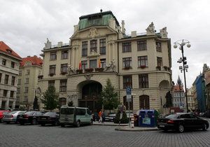 Kauza úředníka z pražského magistrátu a firemního vozu pokračuje.