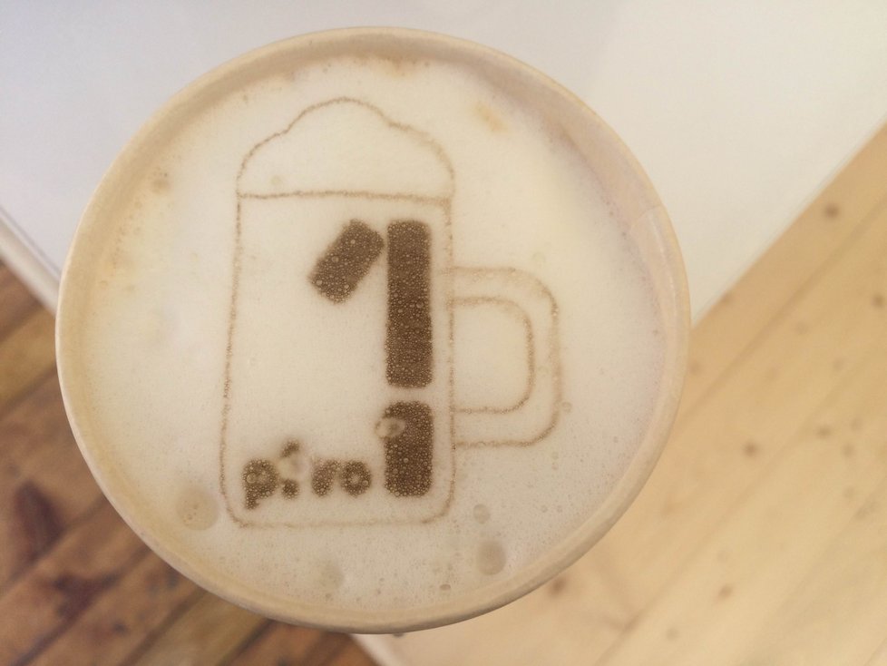 Originální logo si lze bezplatně nechat natisknout na klíčenku, na tašku - nebo v podobě pěny upravit na kávu, kterou lze rovněž obdržet zdarma.