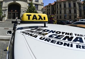 Protestní taxiakce před pražským magistrátem