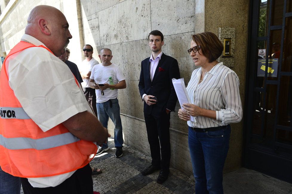 Primátorka Krnáčová při jednání s taxikáři