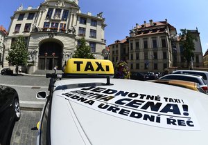 Protestní taxiakce před pražským magistrátem