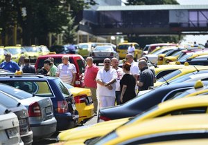 Taxikáři se potkali na Strahově už v červenci 2015.