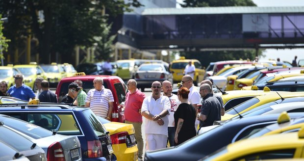 Taxikáři se potkali na Strahově už v červenci 2015.