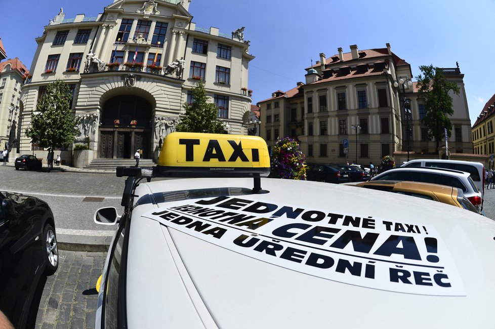 Protestní taxiakce před pražským magistrátem