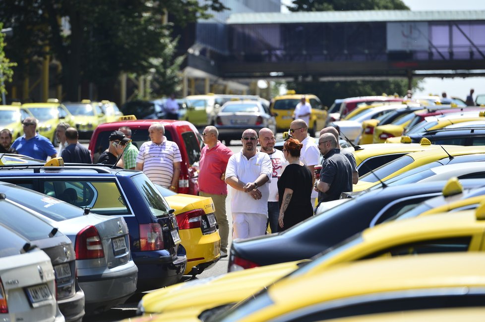 Taxikáři se potkali na Strahově.