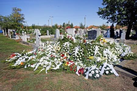 Květiny u hrobů obětí tragické nehody, kterou zapříčinila dcera slovenského magnáta Alexandera Rezeše