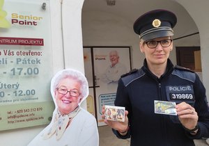 Preventistka Policie ČR Zdeňka Procházková ukazuje magnetky pro seniory. Mají je chránit před různými nástrahami.