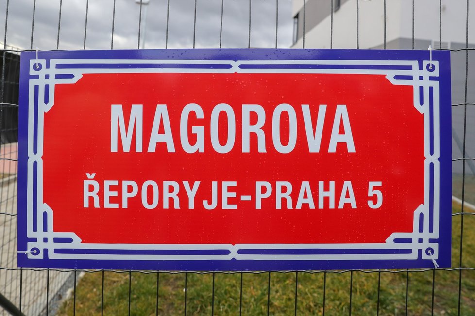 Replika uliční cedule s názvem Magorova