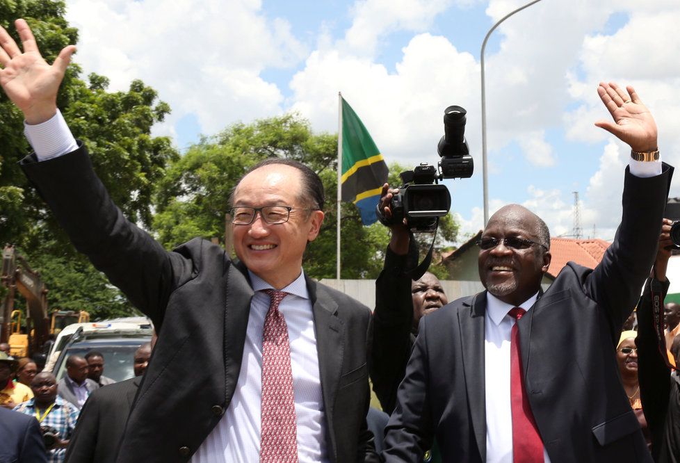 Tanzanský prezident John Magufuli s prezidentem Světové banky Jim Yong Kimem.